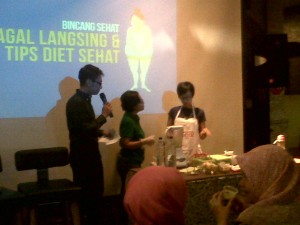 Mba Hermini, peserta dari Blogger ikut berpartispasi membuat Green Smoothiest