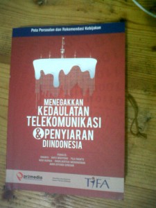 Buku ''Kedaulatan Telekomunikasi & Informasi'' yang dibagikan kepada para peserta seminar.