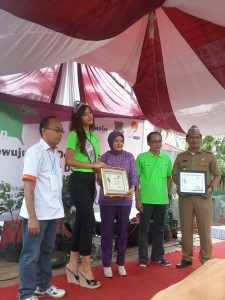 Bersama Putri Indonaesia 2011, Maria Selena dan Kades Daru, Ayo Suharyono di DaruGreenStation< 29 Sep 2012